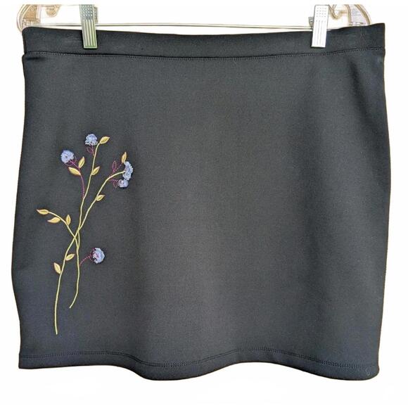 Express Women's Size L Black & Embroidered Flowers Fairycore Chic Mini Skirt - Picture 1 of 5